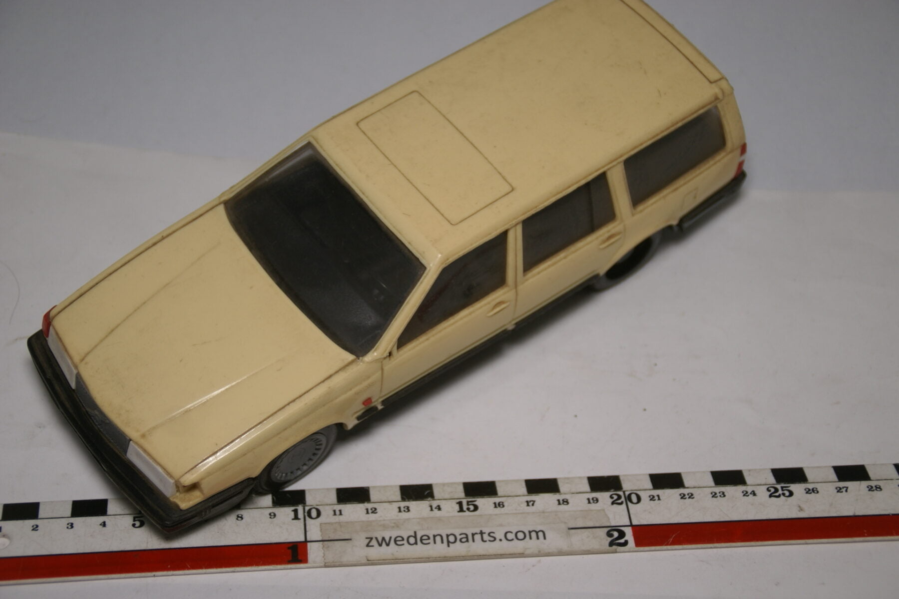 DSC09159 miniatuur Stahlberg Made in Finland Volvo 760GLE beige ca 1 op 18