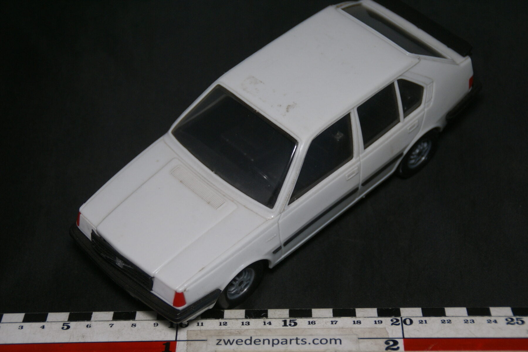 DSC09461 ca 1980 minatuur Stahlberg Made in Finland Volvo 360GLT wit ca 1op18