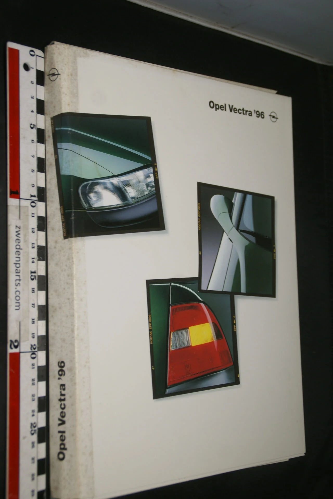 DSC09492 1996 brochure persmap Opel Vectra met teksten en fotos en schijfje