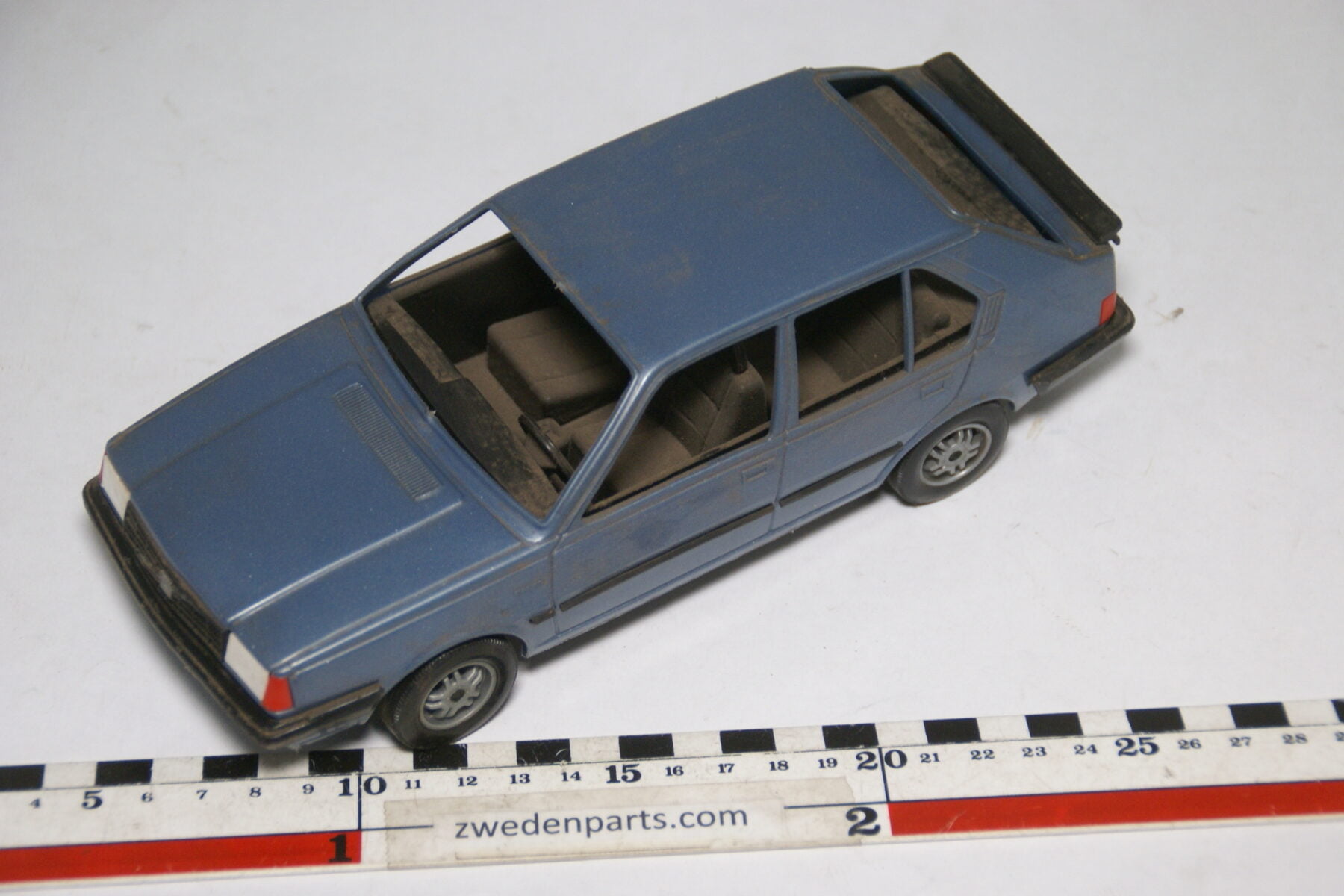 DSC09519 ca 1978 minatuur Stahlberg Made in Finland Volvo 360GLE blauw ca 1op18