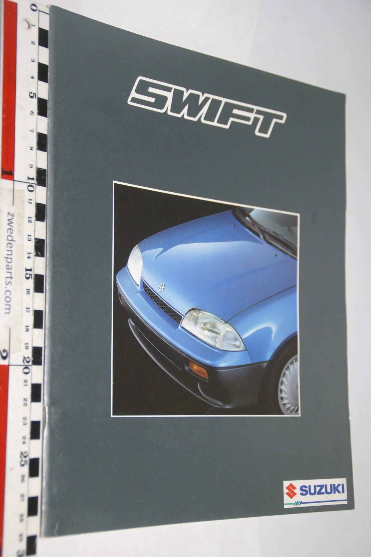 DSC08414 originele brochure Suzuki Swift blauw-e8aec21b