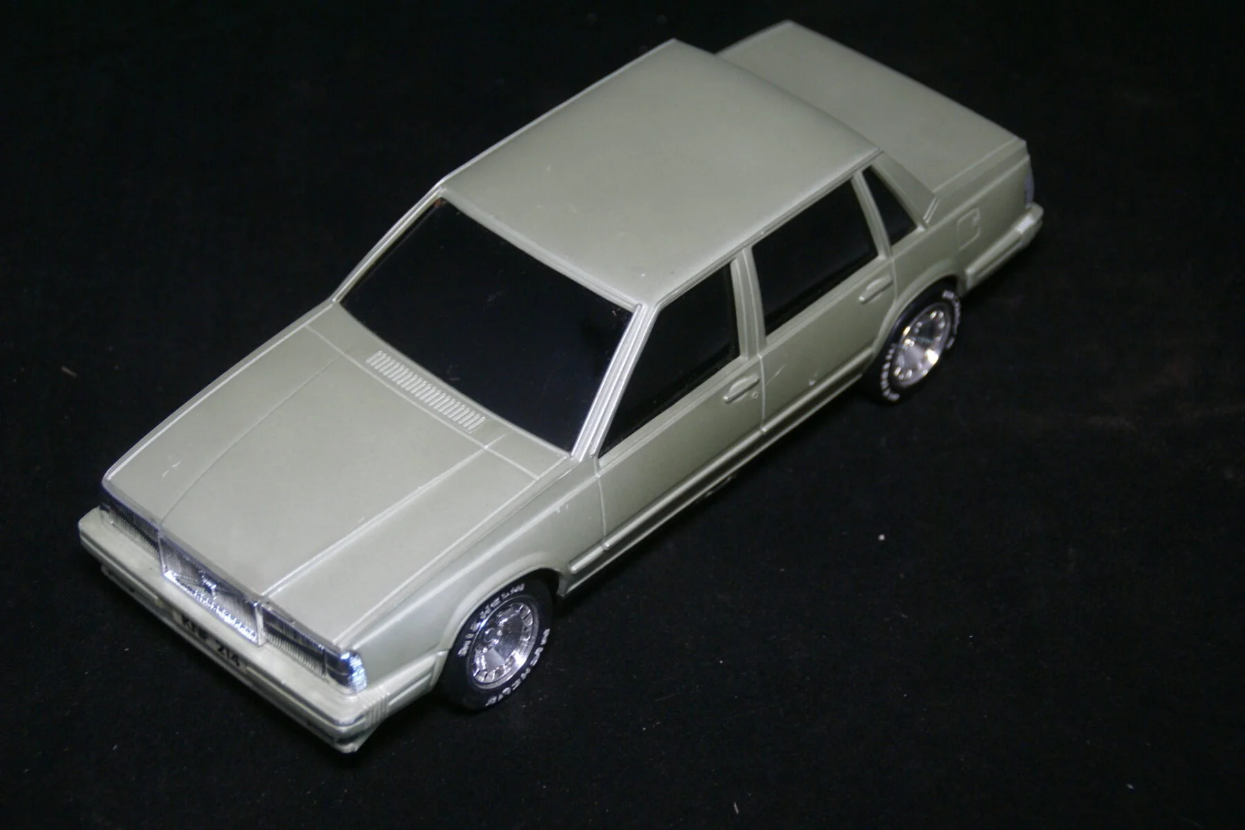 DSC09677 ca 1982 miniatuur Volvo 760GLE grijs ca 1op20-6a0d2c98