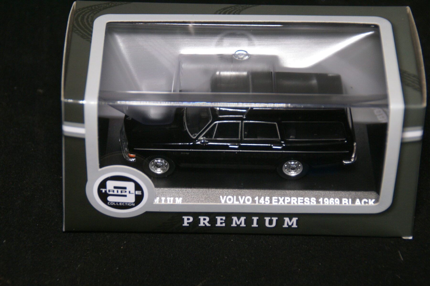 DSC09588 1967 miniatuur Volvo 145Express zwart 1op43 Triple9 nr T9P-10010 MB-71560903