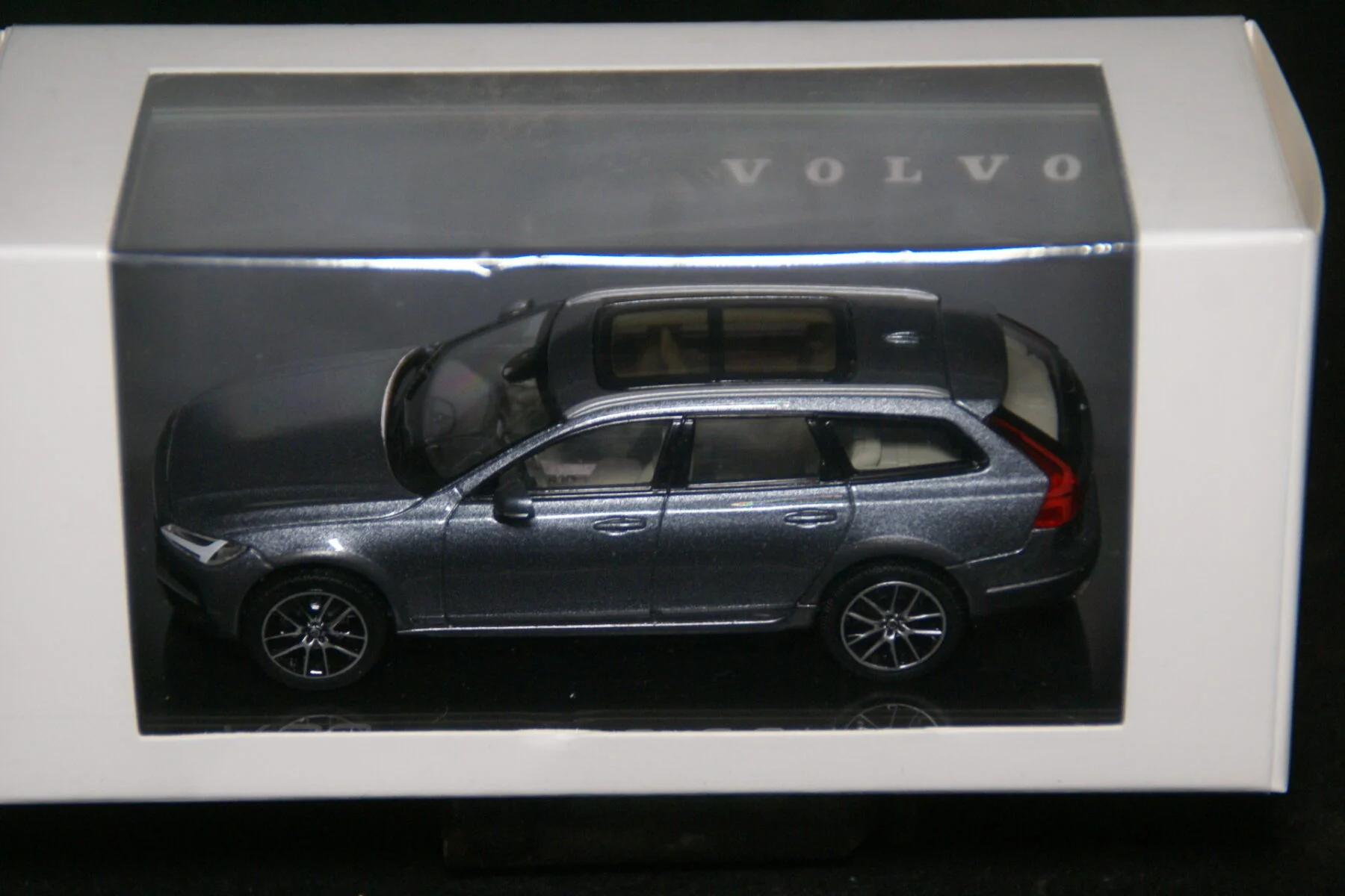 DSC09614 2020 miniatuur Volvo V90 grijs 1op43 Norev nr 376387 MB-bf0b19e2