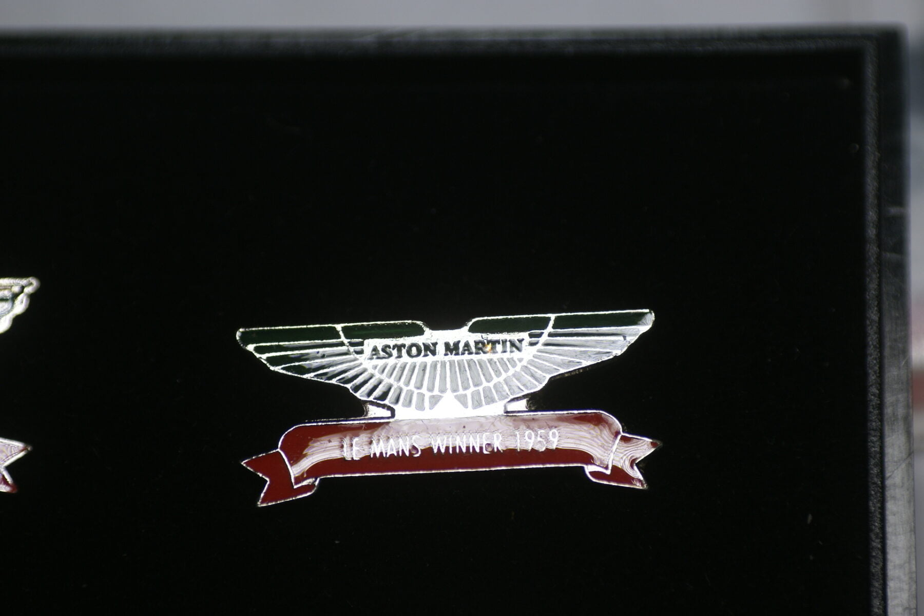 DSC01486 pin Aston Martin, nieuw-bd0e4de4