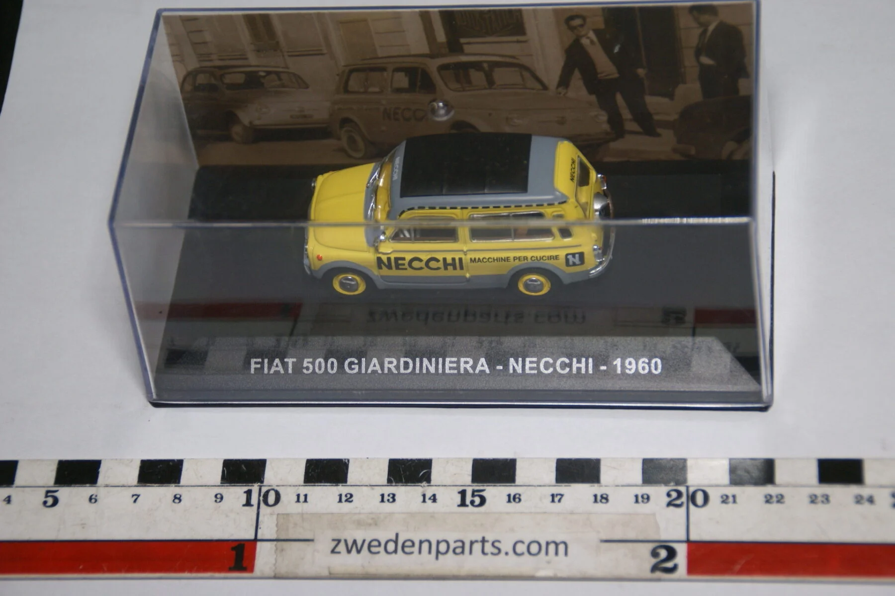 DSC01501 miniatuur Fiat 500 Giardiniera geel zwart 1op43 Necchi MB-9a684c71