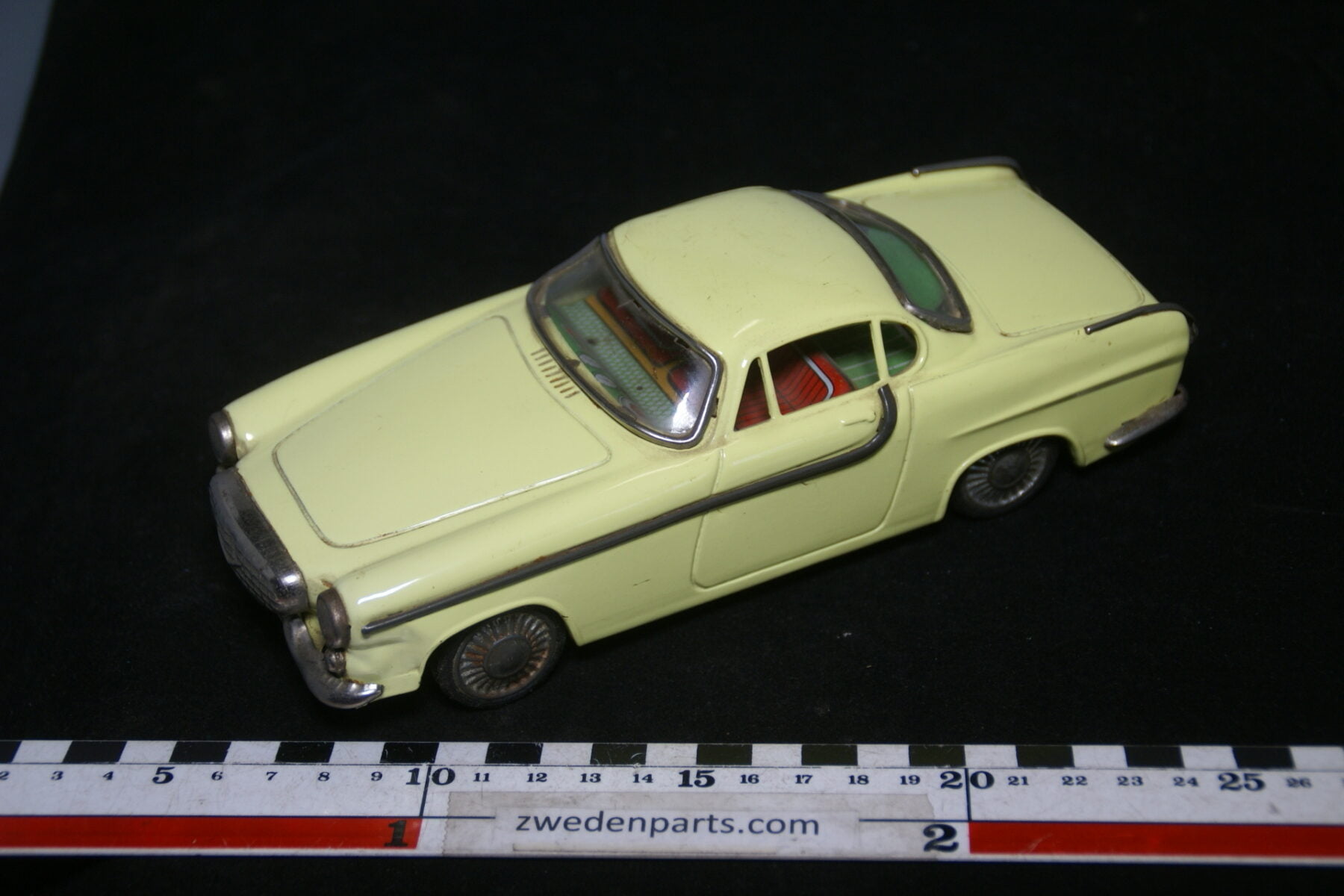 DSC02152 ca. 1962 miniatuur Volvo 1800 Jensen geel ca 200 mm lang, blik zeer goede staat-39c7a1a2