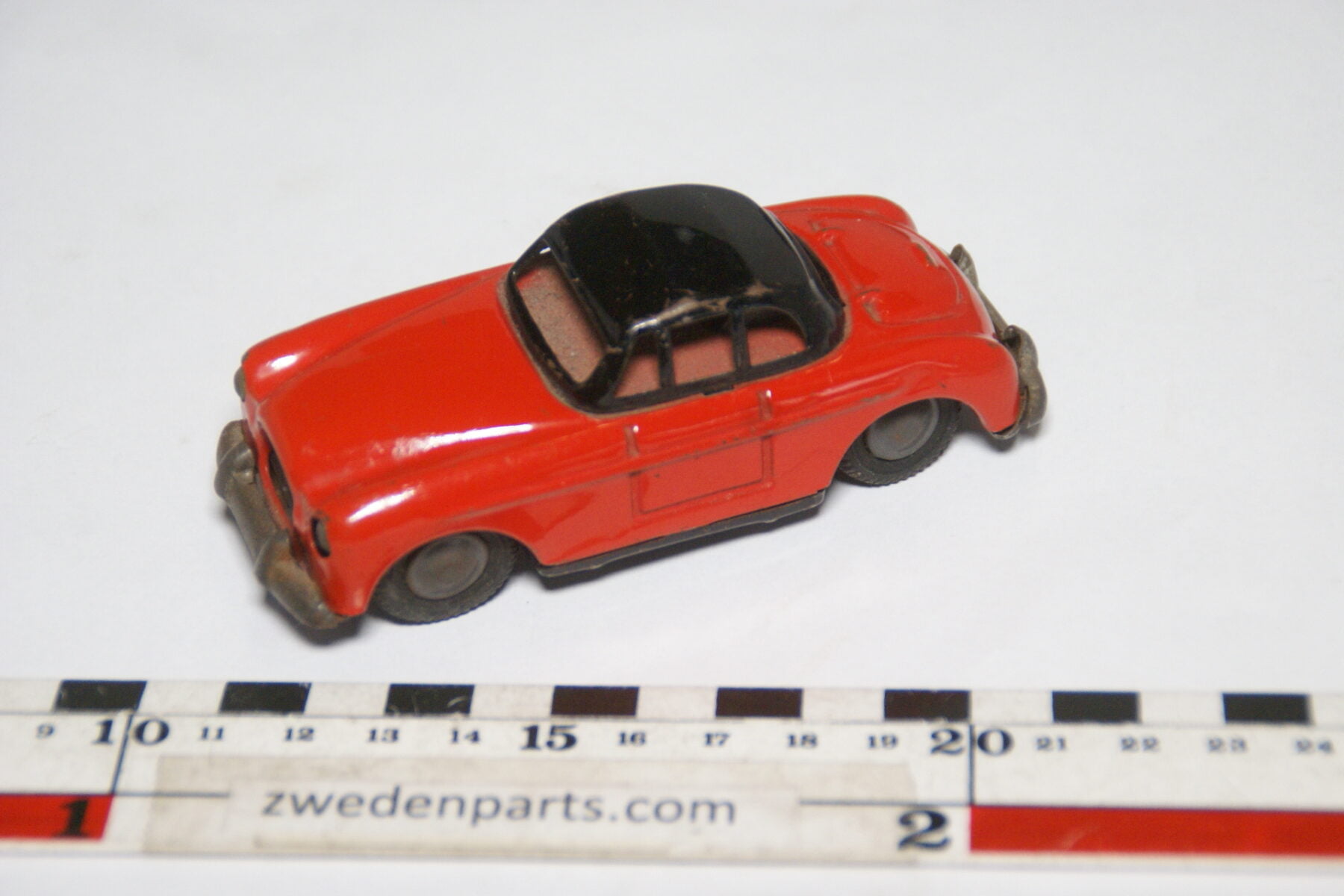 DSC02161 ca. 1957 miniatuur Volvo P1900 Sport rood zwart ca105 mm lang, blik zeer goede staat-3760a256