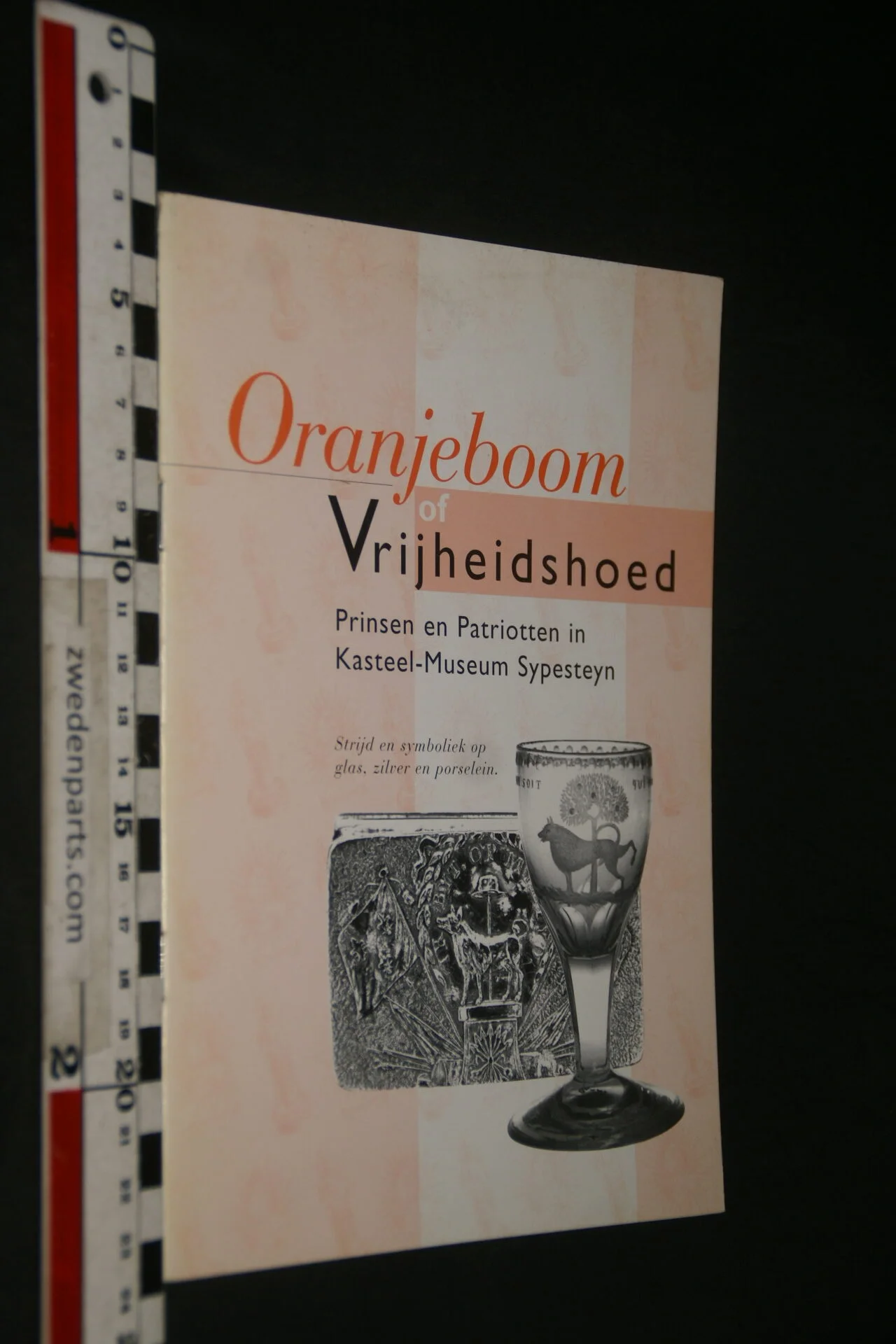 DSC03674 1994 boek Oranjeboom Vrijheidshoed op Sypesteyn Loosdrecht met Loosdrechts porselein-90a234c6
