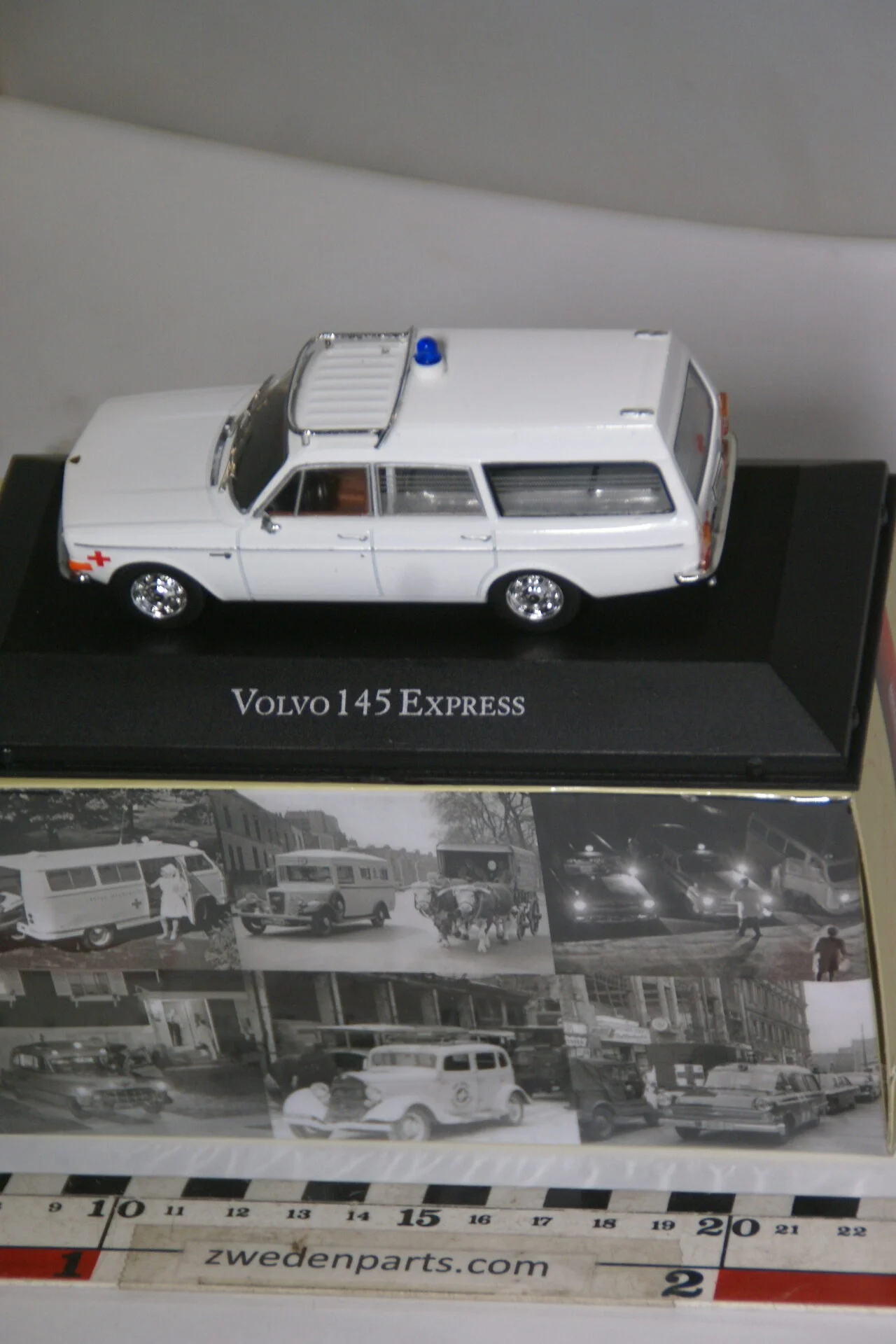 DSC04690 miniatuur 1970 Volvo 145 Express ambulance 1op43 Atlas nr 7495007 MB-ae9748b8