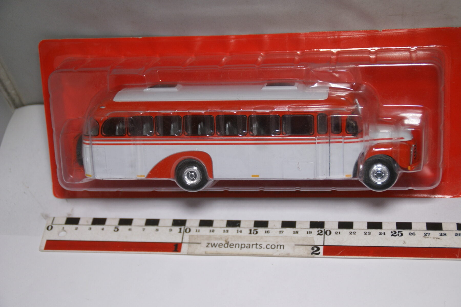 DSC04694 miniatuur 1957 Volvo B375 bus rood grijs 1op43 Atlas nr 072 MB-ea0cf33f
