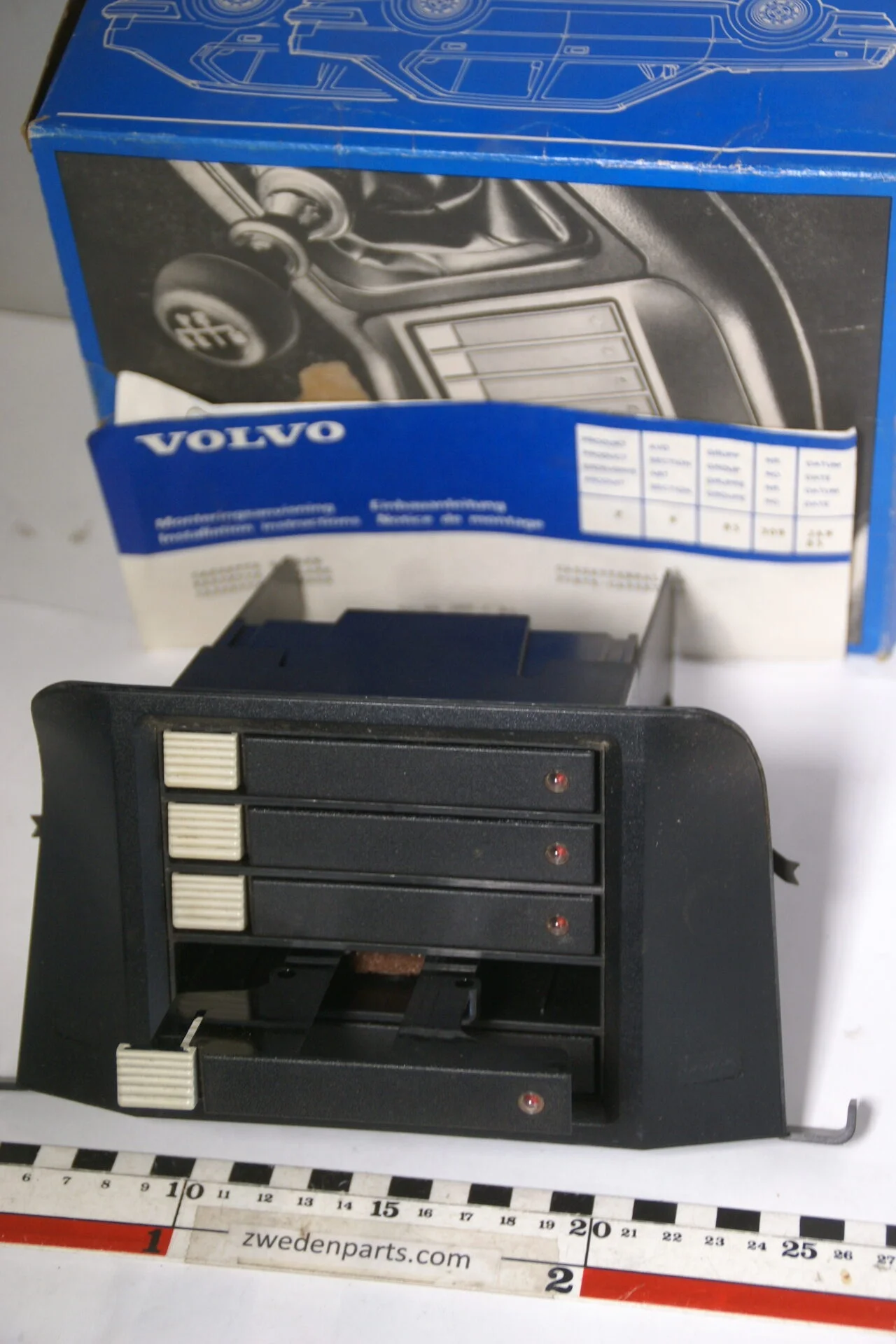DSC04772 origineel Volvo 340 360 middenconsole cassettebox  nr 3340220 NOS-363fb436