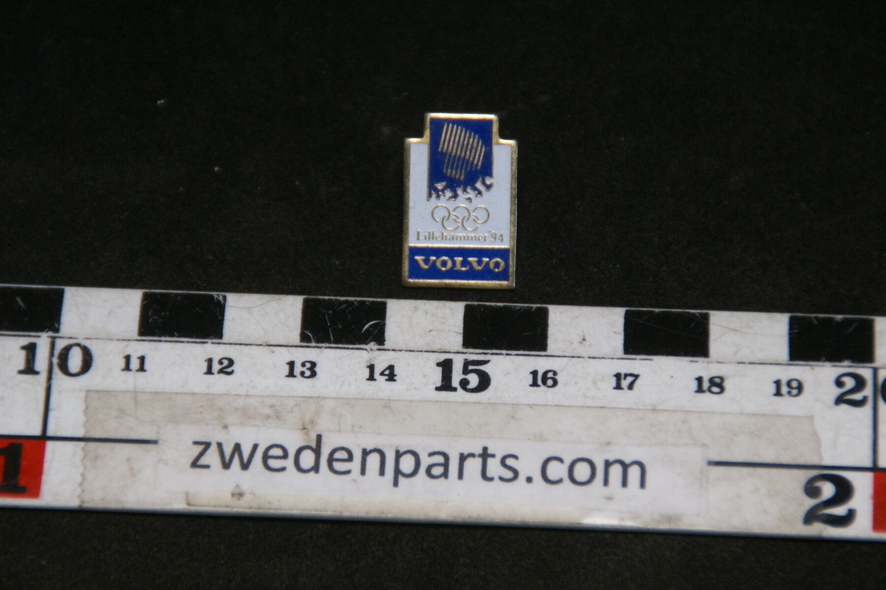 DSC05418 1994  originele Volvo pin Lillehammer Olympische Spelen blauw-dcddce17