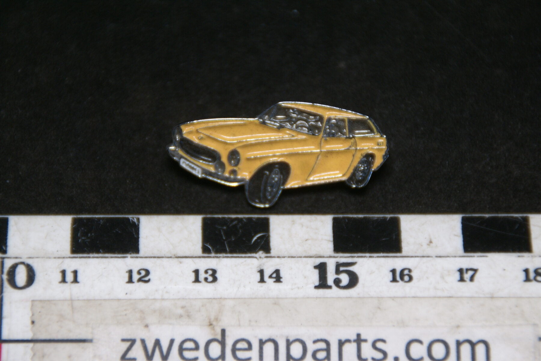 DSC05440 originele Volvo  1800ES geel pin-9d27bd14