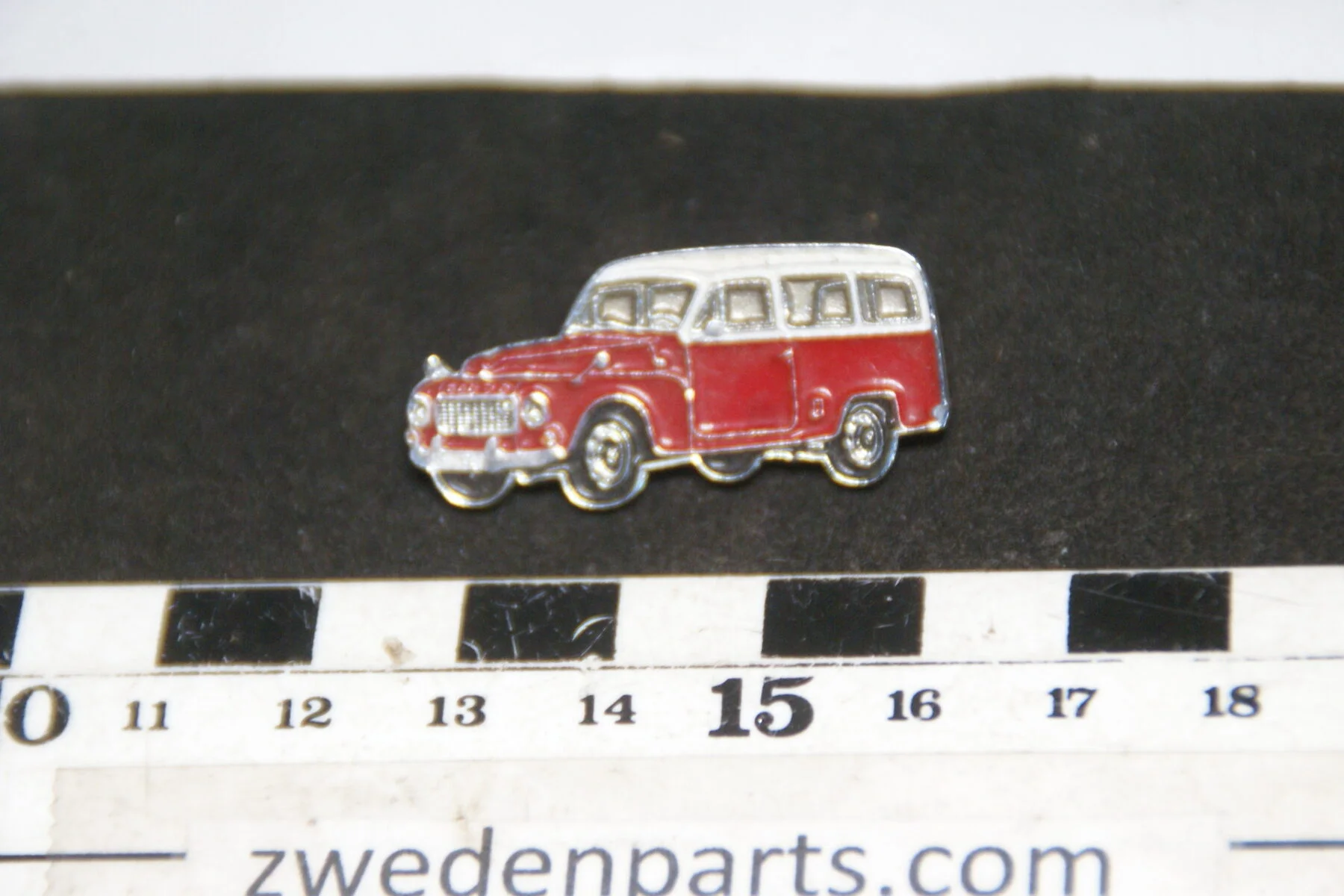 DSC05499 originele Volvo 210 Duett rood wit pin-c864b880