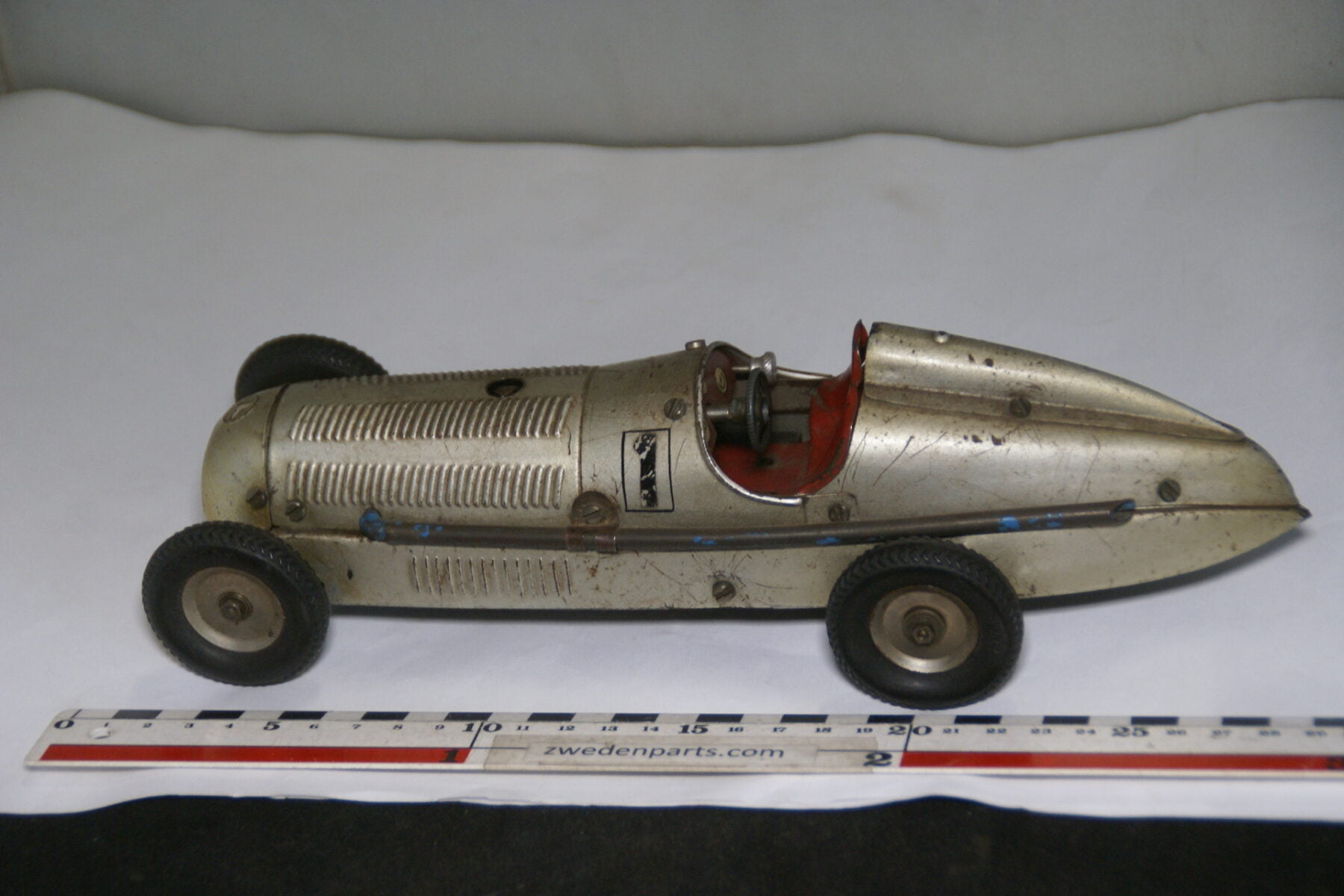 DSC07990  ca 1938 miniatuur Märklin metalen raceauto Mercedes grijs ca 1op18 nr 1133-7c9f490d