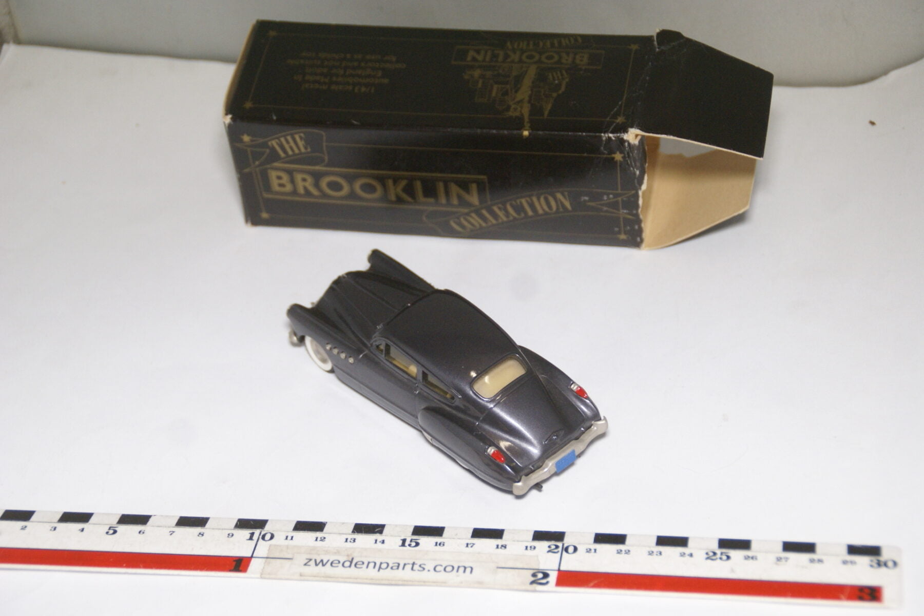 DSC08052 1949 miniatuur Brooklin Models Buick Roadmaster sedanet grijs 1op43 nr BRK 10 MB-04b539c0