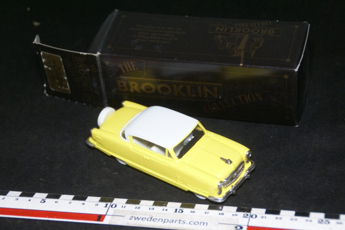 DSC08056 1954 miniatuur Brooklin Models Nash Ambassador Le Mans Coupé geel wit 1op43 nr BRK 34a MB-f5387754