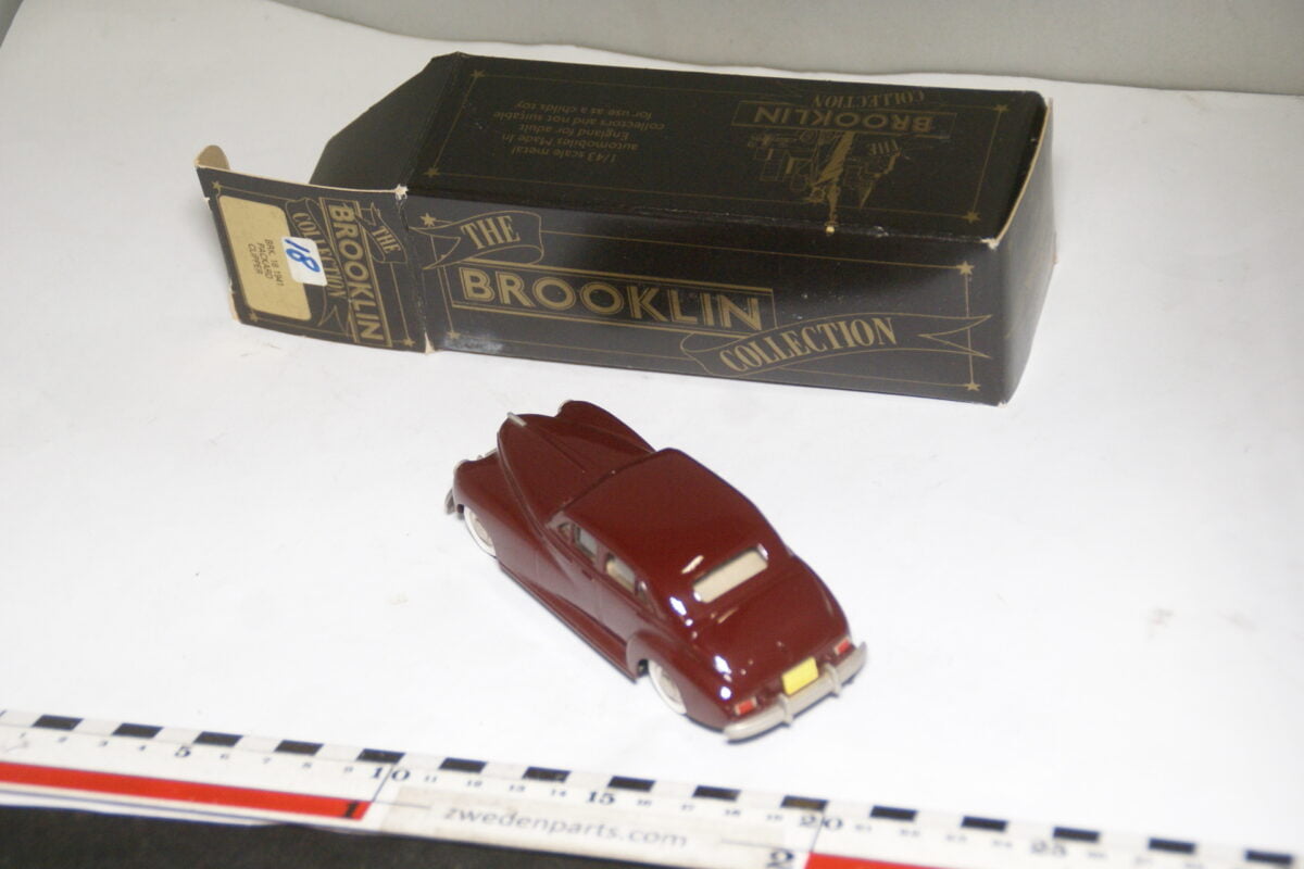 DSC08060 1941 miniatuur Brooklin Models Packard Clipper rood 1op43 nr BRK 18 MB-005d17ca