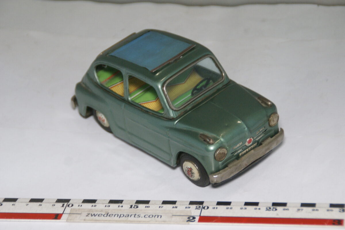 DSC08224 ca 1965 miniatuur Fiat 600 met zonnedak ca. 1op18 Bandai Japan-2f35efc5