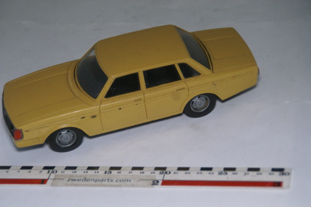 DSC08228 ca 1978 miniatuur Volkvo 244DL geel ca 1op18 Stahlberg made in Finland-2f328fc3
