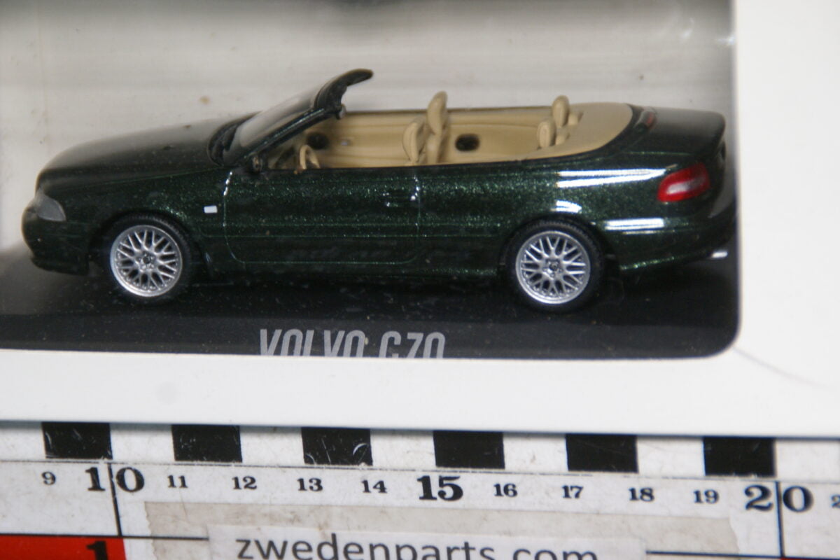 DSC08608 miniatuur Volvo C70 groen 1op43 Minichamps MB-40444fe1