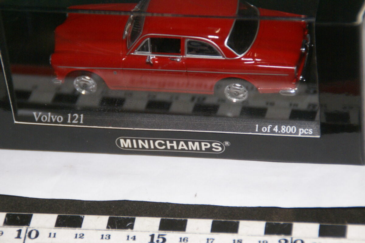 DSC08613 miniatuur Volvo 121 Amazon rood 1op43 Minichamps nr. 430171000, MB-74bd685b