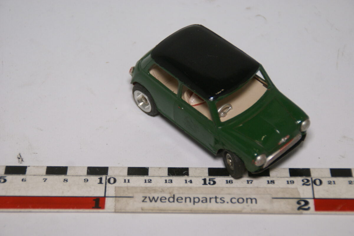 DSC09330 1960's miniatuur racebaanauto Mini ca 1op35 Airfix-fe7b347e