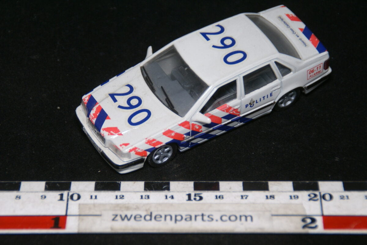 DSC09712 1992 miniatuur Volvo 850 854GLT politie 1op43 AHC Models-5df2ee86