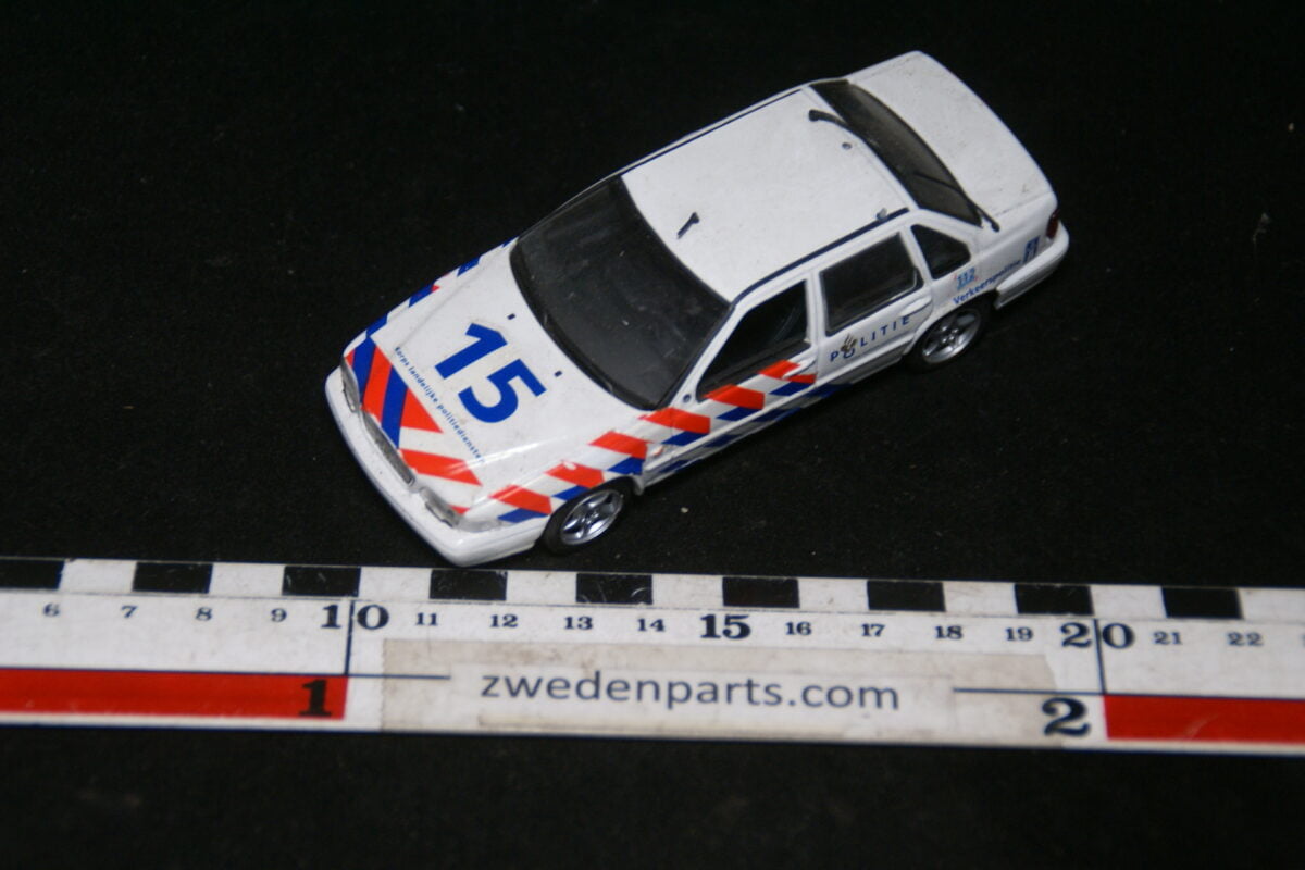 DSC09719 ca 2000 miniatuur Volvo S70 politie 1op43 Minichamps-96d1575b