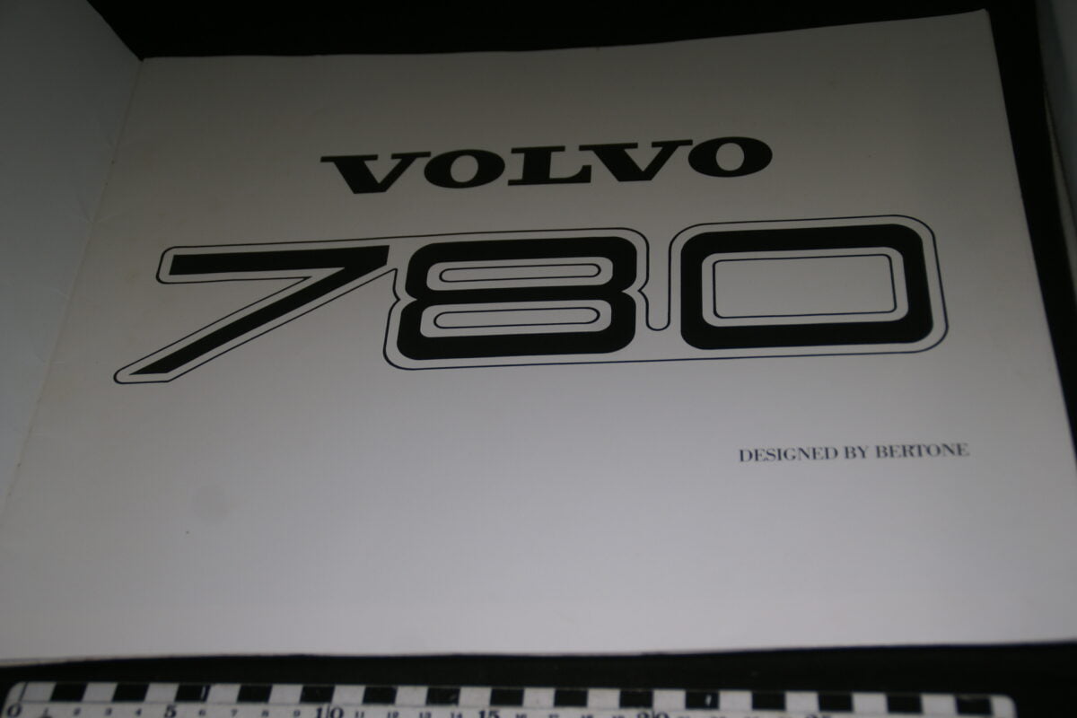 DSC00724 1990 groot formaat brochure origineel Volvo 780-8f1eab06
