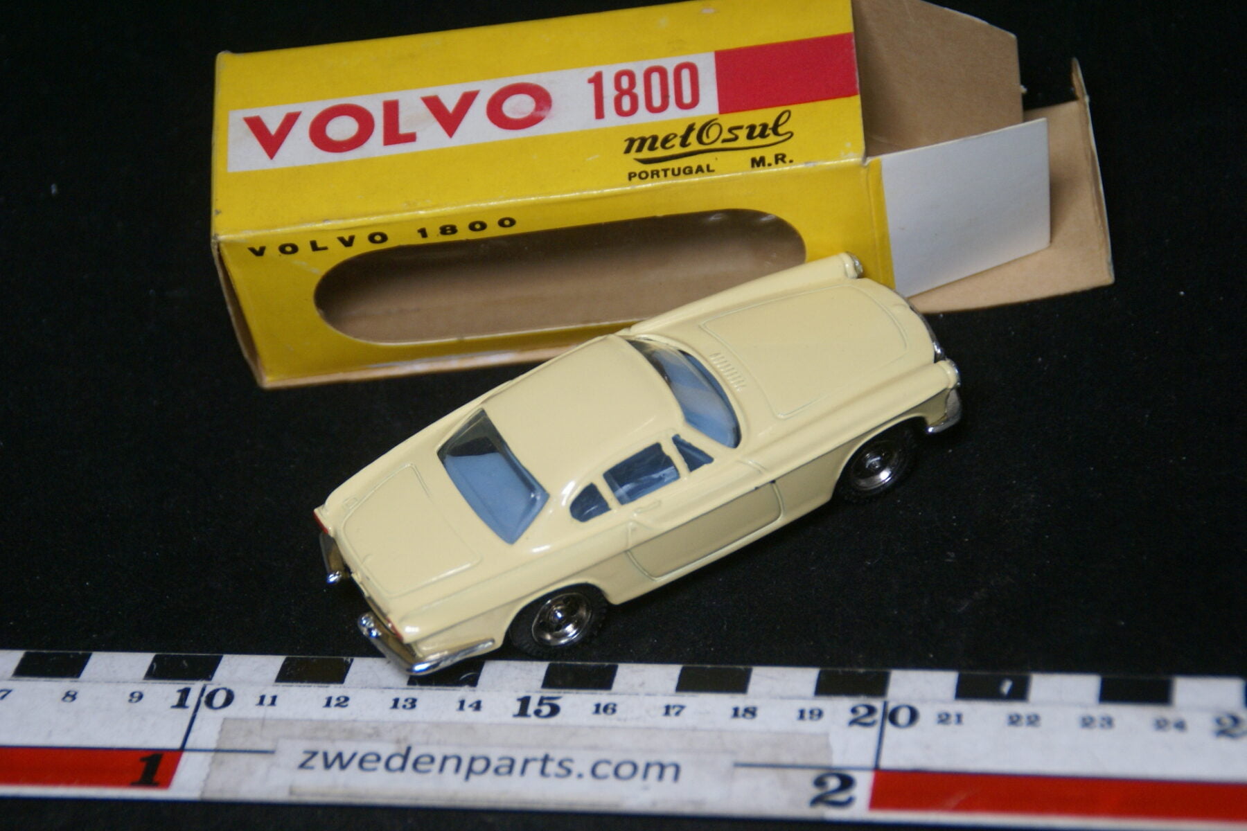 DSC02360 ca 1961 miniatuur Volvo 1800 beige, schaal 1op43, Metosul nr 11, MB-99251444