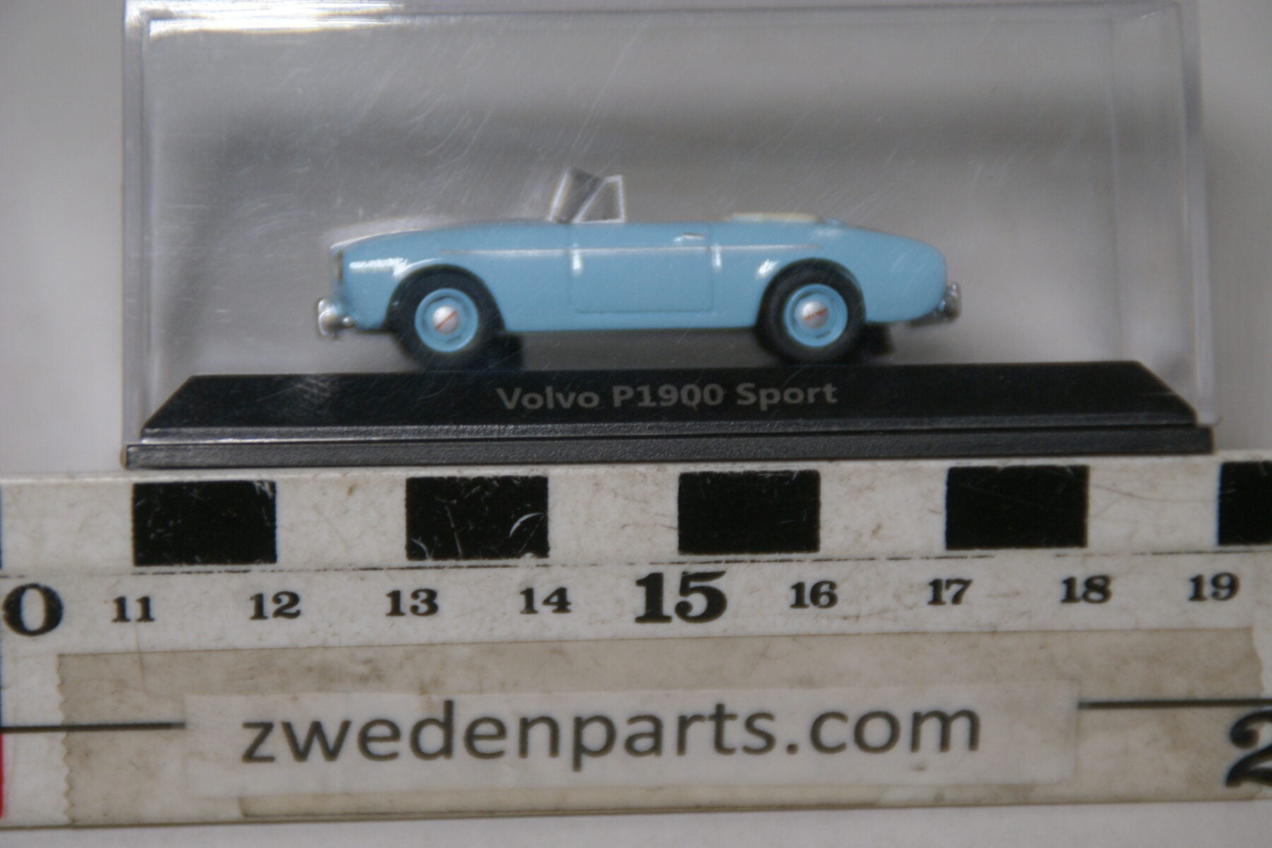 DSC02373 1956 miniatuur Volvo P1900 blauw,  schaal 1op43, MB-68ca90a6