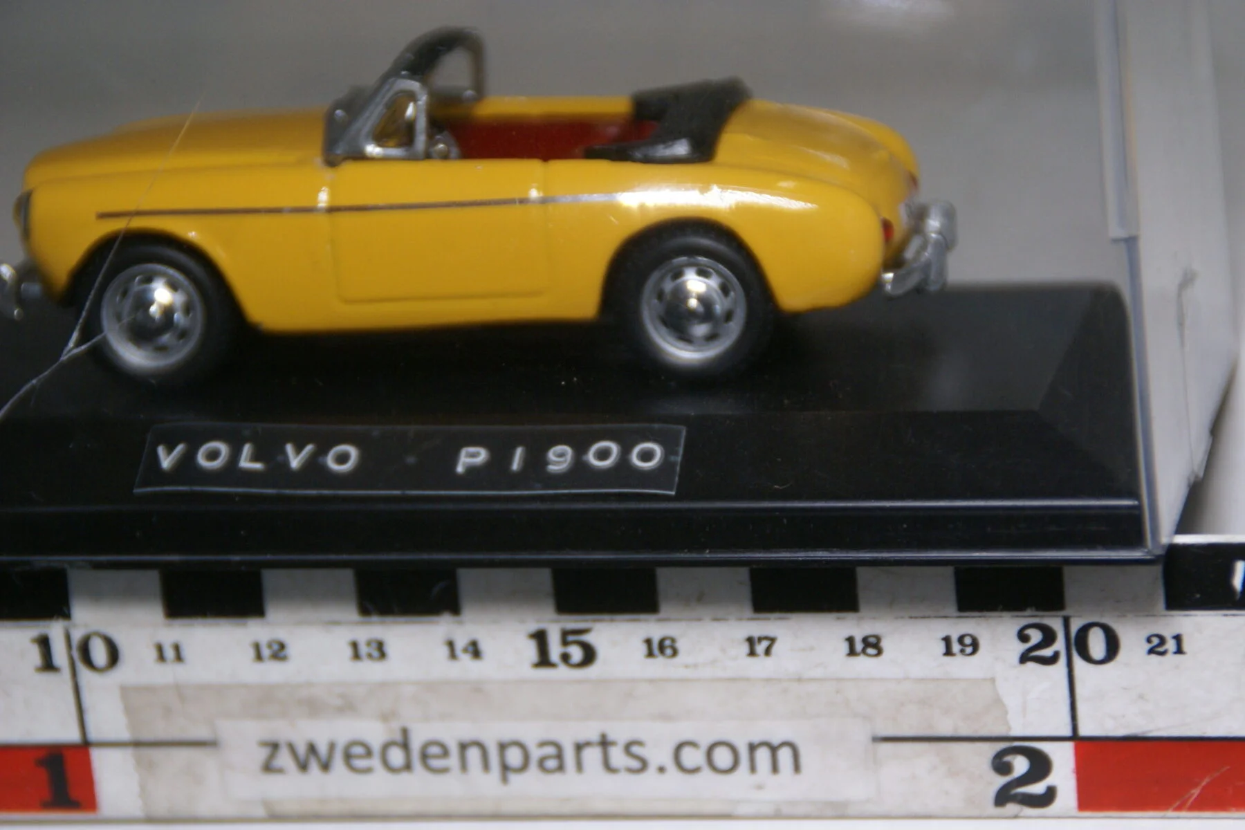 DSC02376 1956 miniatuur Volvo P1900 geel, schaal 1op43, Renko Zweden, MB-44bec9dc
