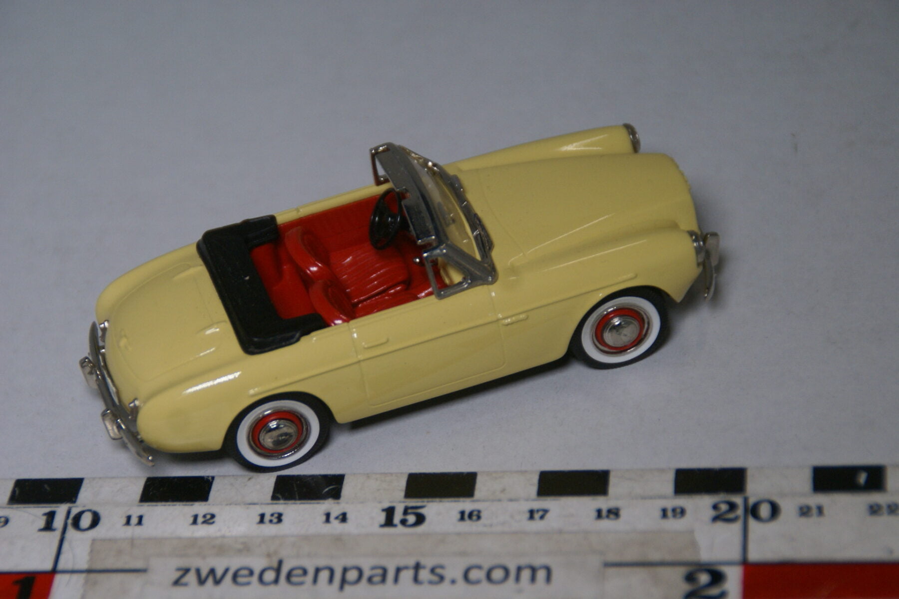 DSC02383 1956 miniatuur Volvo P1900 geel, schaal 1op43, Robeddy nr RE13, 1 van 400, MB-71718694
