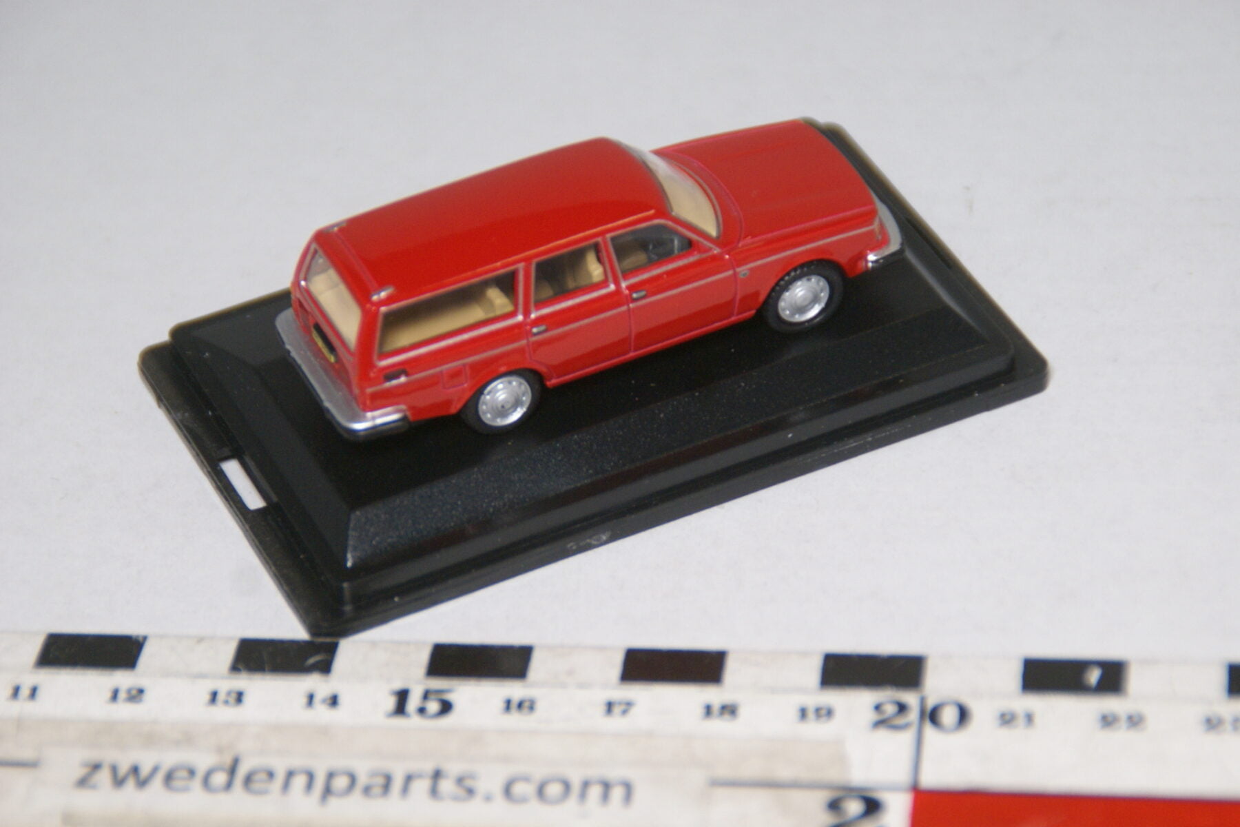 DSC02390 1977 miniatuur Volvo 245 rood, schaal 1op76, Oxford nr 76VE002, MB-53ce8299