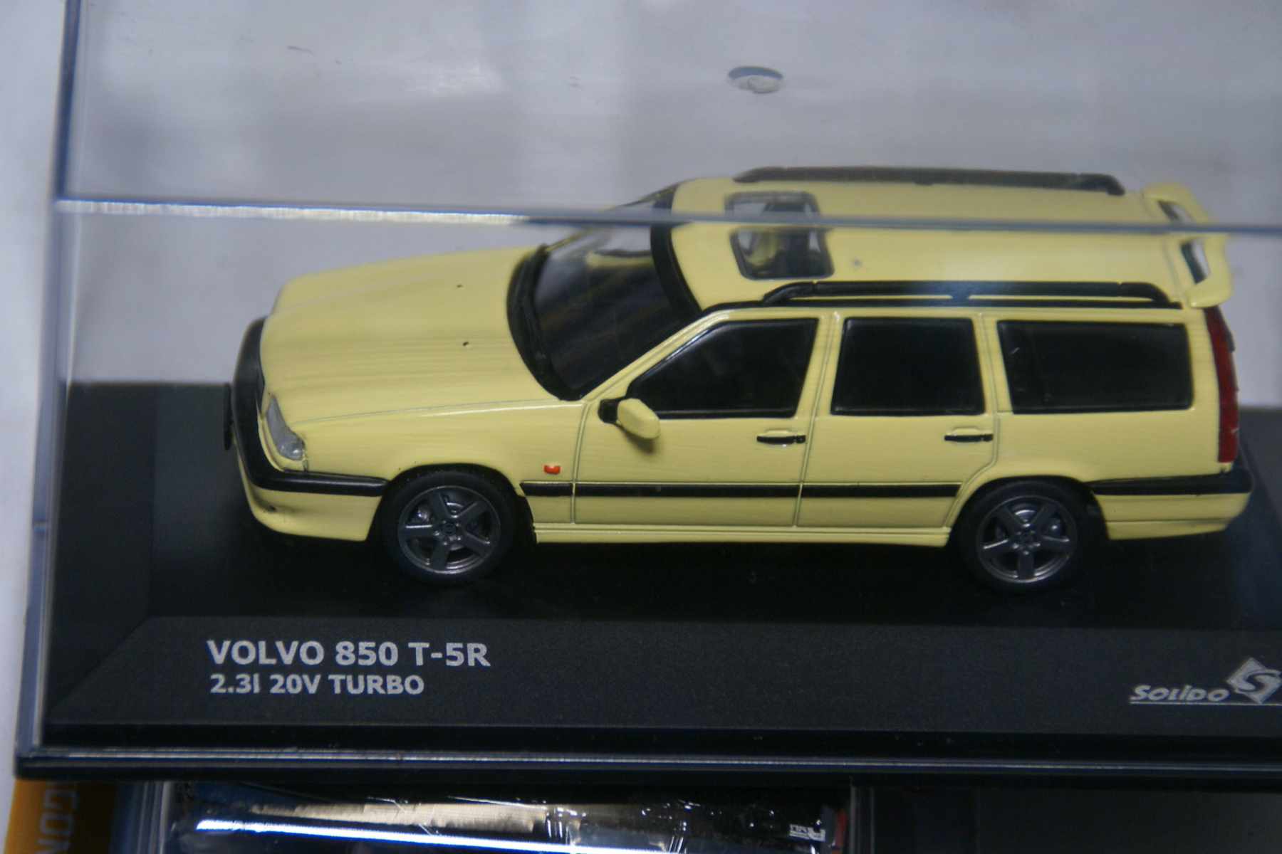 DSC04545 miniatuur Volvo 855 T-5R cream yellow Solido 1op 43 MB