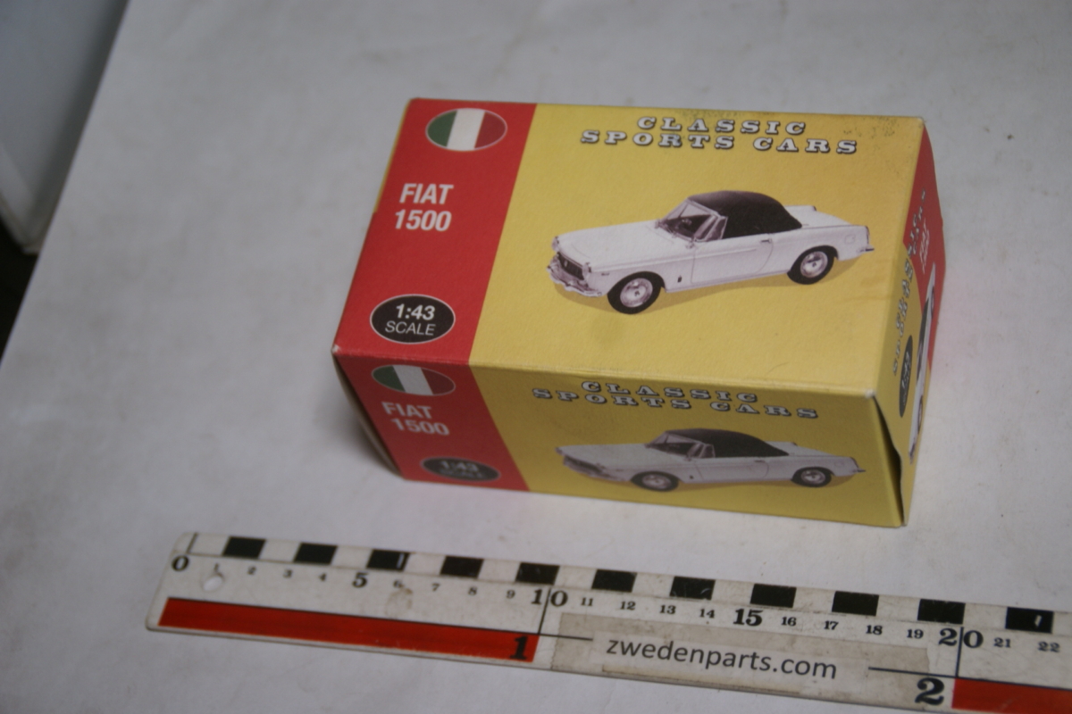 DSC05016 miniatuur 1op43 Fiat 1500 convertible Atlas Classic Sports Cars nr 4656104 NOS