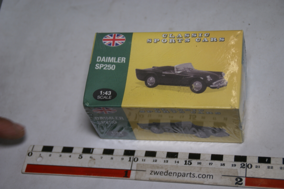 DSC05020 miniatuur 1op43 Daimler Dart SP250 convertible Atlas Classic Sports Cars nr 4656126 NOS