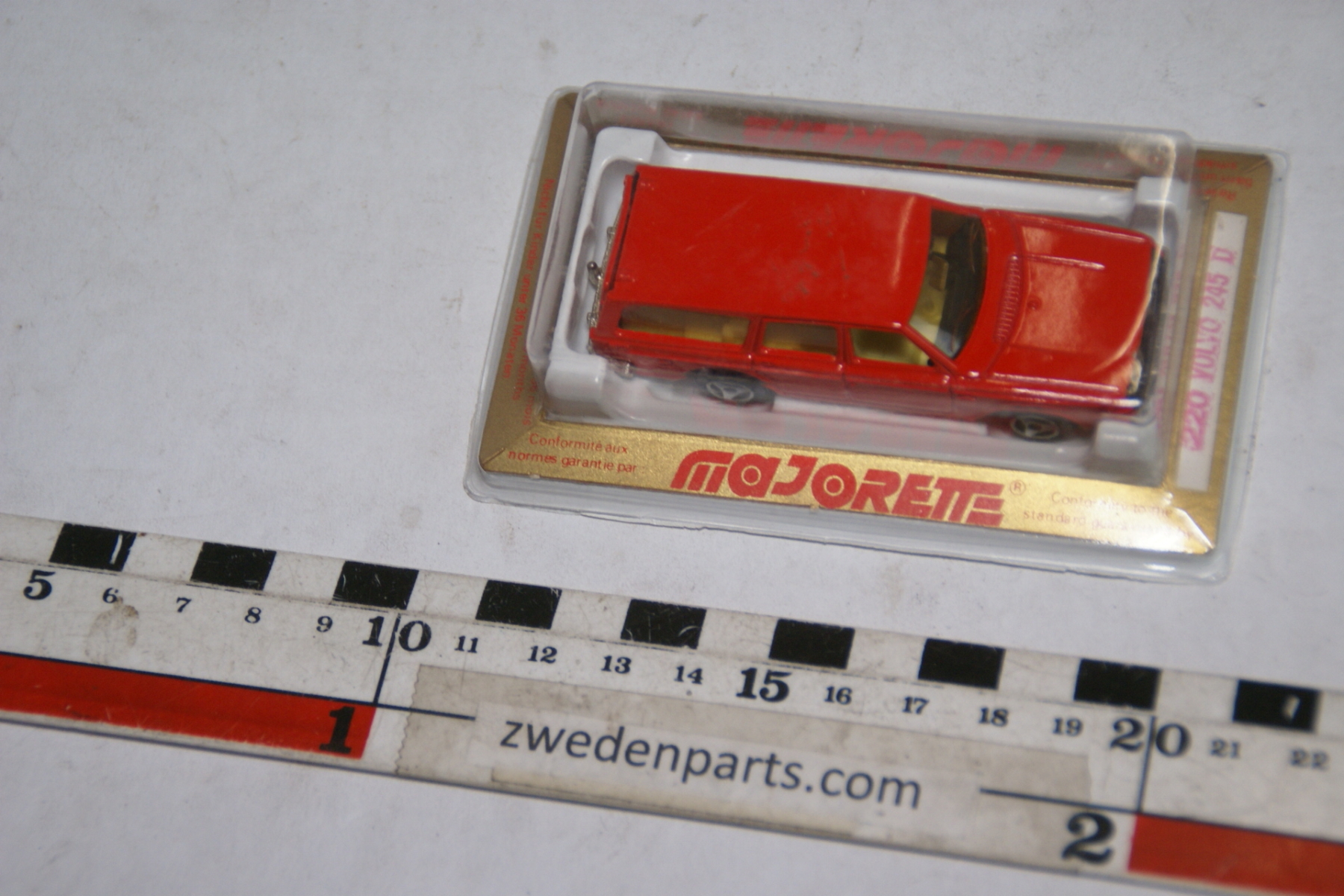 DSC05029 miniatuur ca 1op60 Volvo 245 rood Majorette nr 220 MB