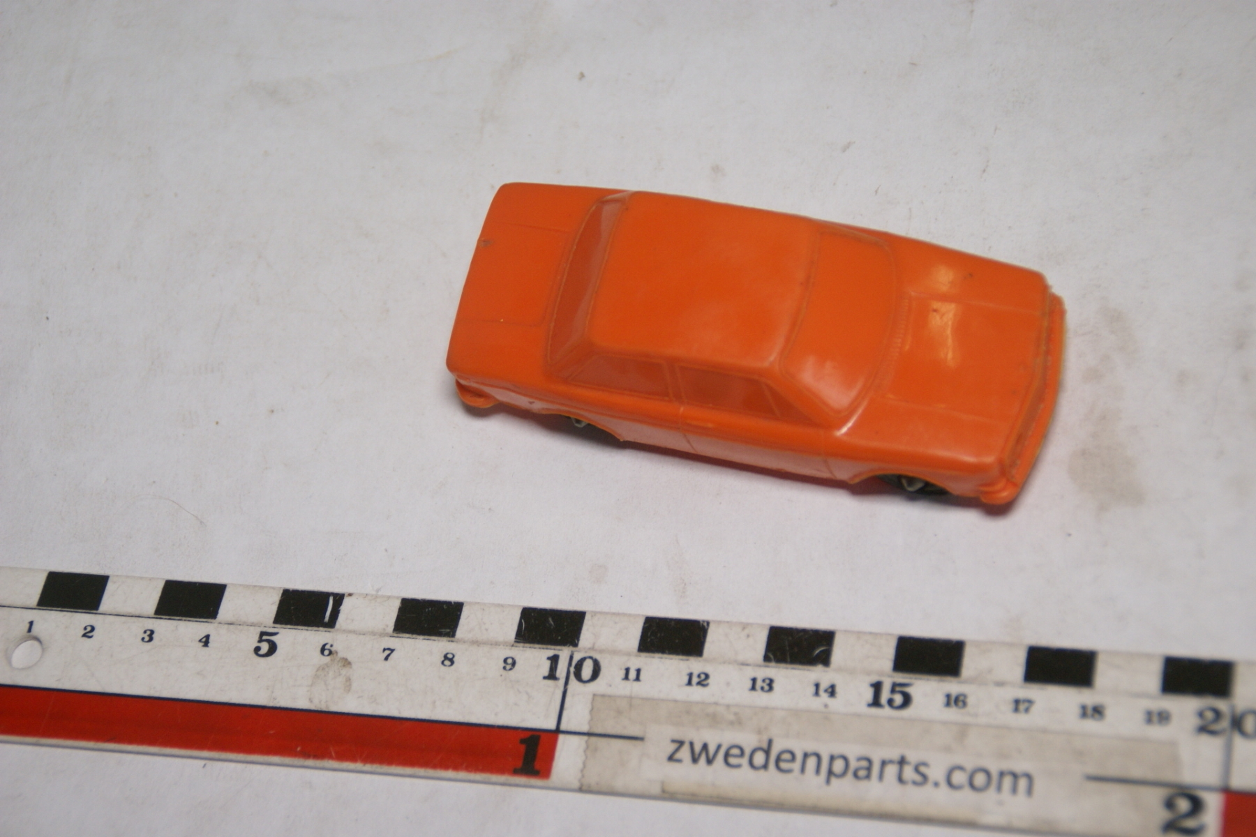 DSC05031 miniatuur ca 1op43 Volvo 144 oranje Galanite Sweden