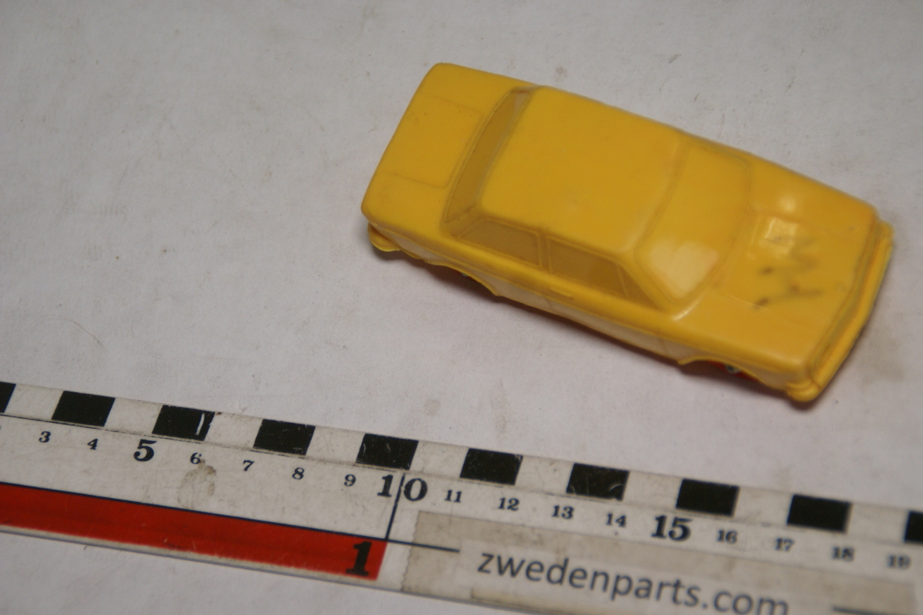 DSC05033 miniatuur ca 1op43 Volvo 144 geel met rode wielen Galanite Sweden