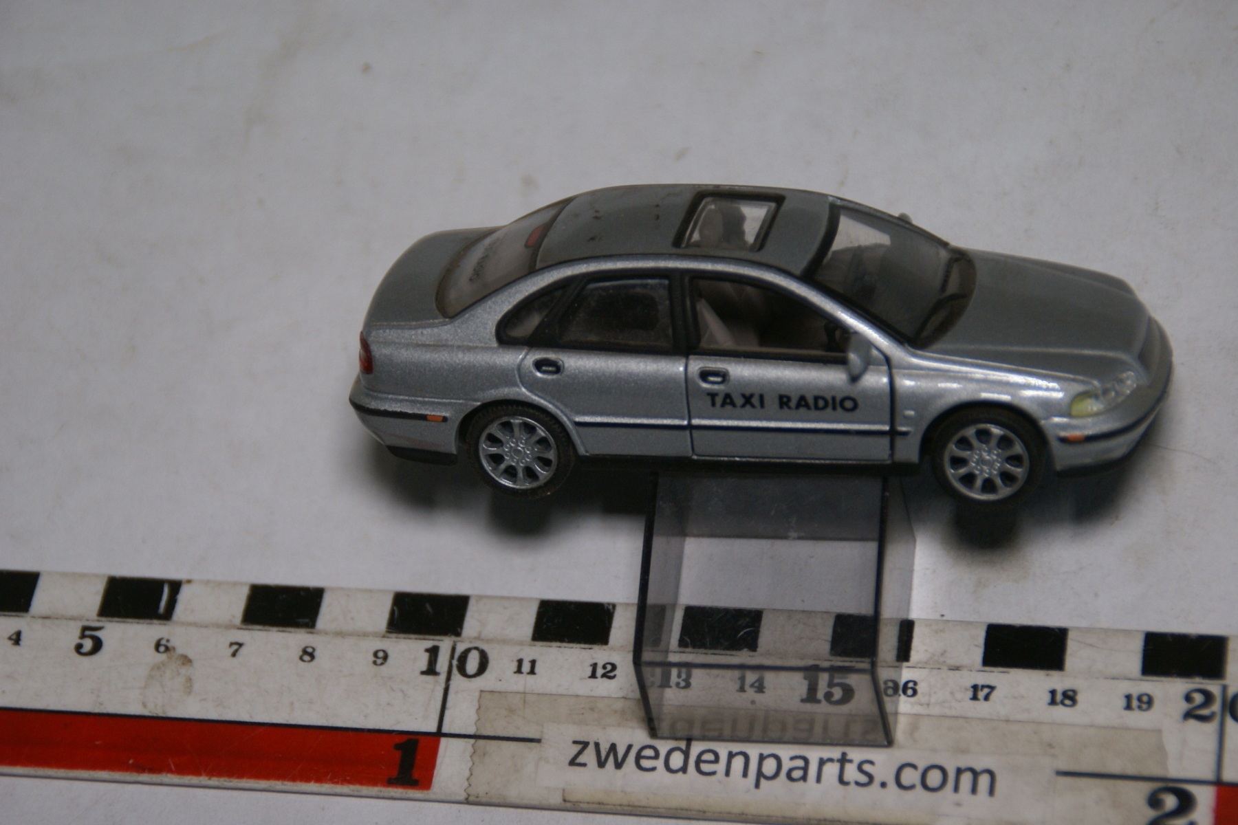 DSC05036 miniatuur ca 1op43 Volvo S40 grijs Taxi Radio Hongwell