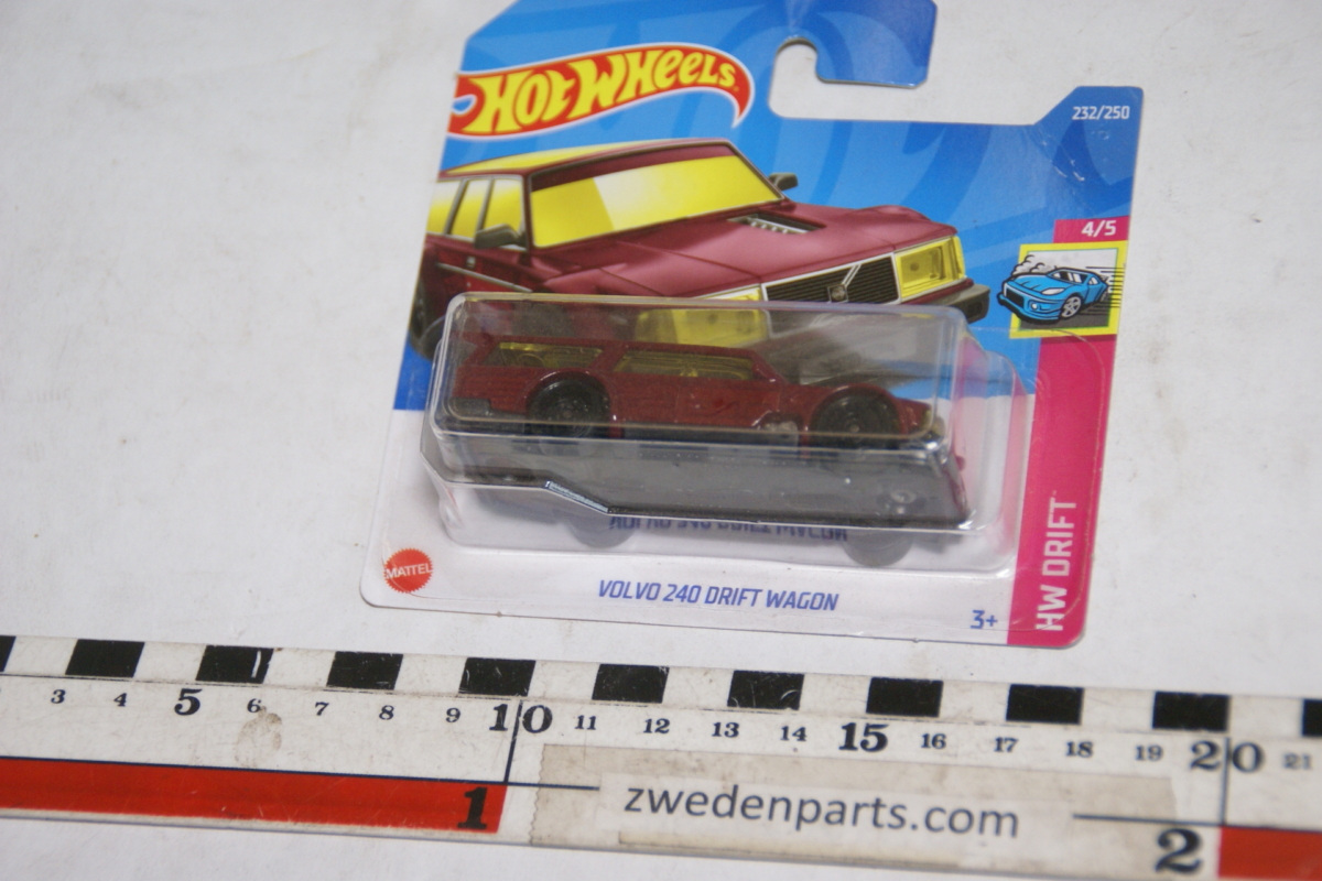DSC05041 miniatuur ca 1op60 Volvo 345 240 drift wagon rood Hotwheels blister nr. 232-250
