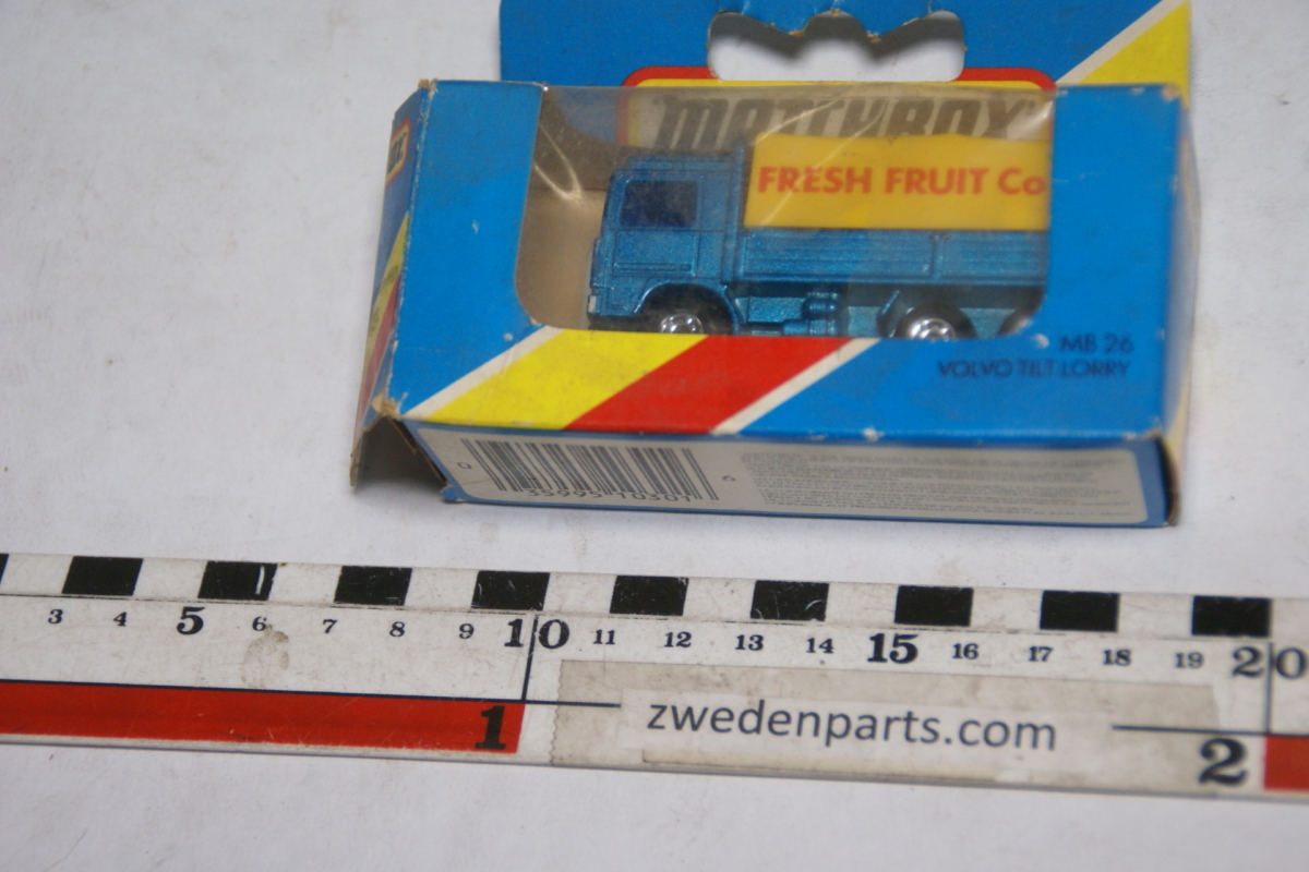 DSC05043 miniatuur ca 1op60 Volvo huifwagen blauw Matchbox nr. MB26 MB
