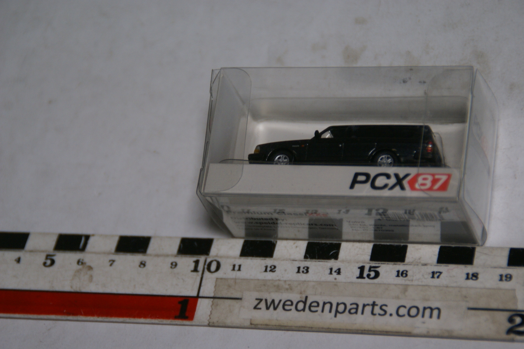 DSC05051 miniatuur Volvo 240 245 GL grijs 1op87 PCX nr 399 MB
