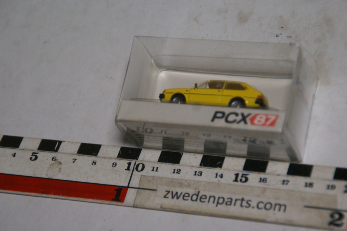 DSC05057 miniatuur Volvo 343 geel 1op87 PCX nr 300 MB