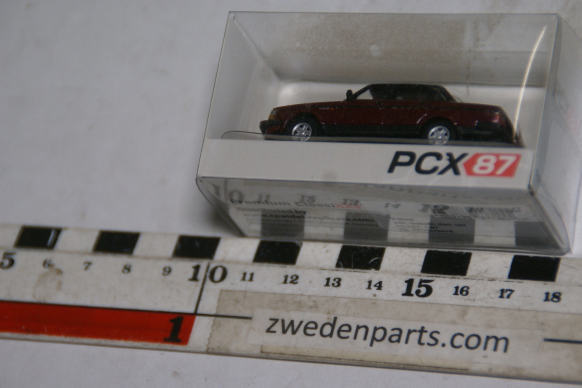 DSC05065 miniatuur Volvo 244 240 rood metallic 1op87 PCX nr 418 MB