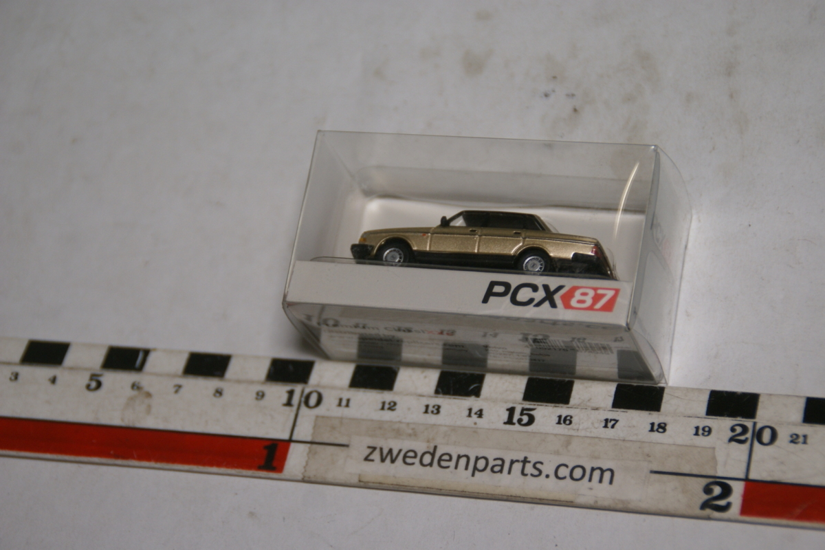 DSC05067 miniatuur Volvo 240 244 goud metallic 1op87 PCX nr 417 MB