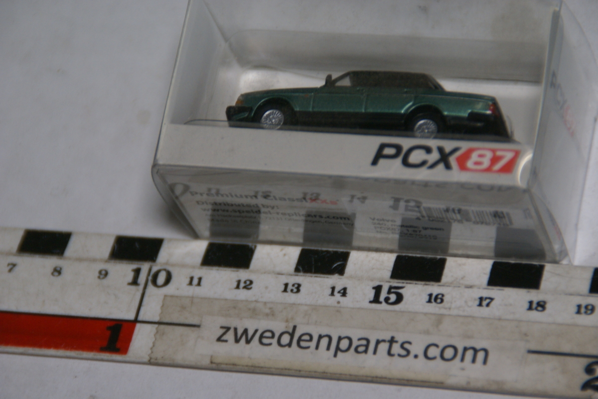 DSC05069 miniatuur Volvo 240 244 groenmetallic 1op87 PCX nr 419 MB